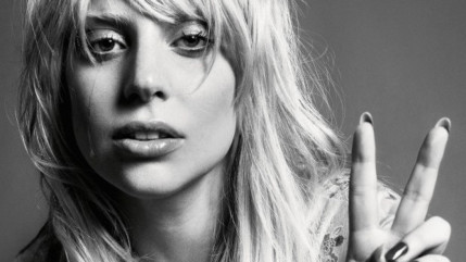 Lady Gaga, seins nus pour aller chercher les pizzas! Lady Gaga, seins nus pour aller chercher les pizzas!