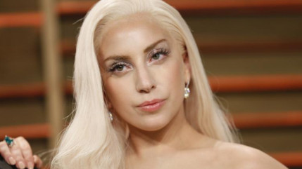 Lady Gaga adopte le peignoir!