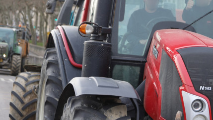 Les agriculteurs bloquent la M6 près de Lyon ce jeudi matin