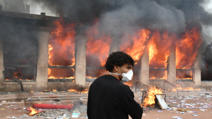 Lyon : l'Office de Tourisme incendi&eacute; place Bellecour en marge de la manifestation du 17 octobre