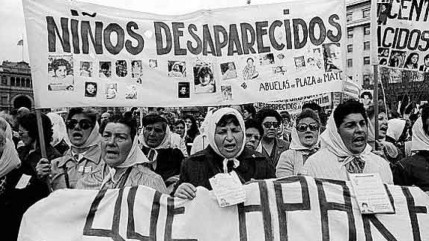 En Argentine, une femme a retrouv&eacute; sa petite-fille, 39 ans apr&egrave;s l'enl&egrave;vement de cette derni&egrave;re par la junte militaire