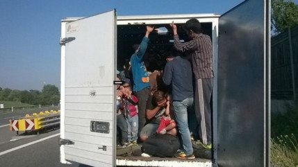 Un migrant d'une trentaine d'années a été trouvé mort aujourd'hui dans la remorque d'un poids lourd en banlieue de Dunkerque Un migrant d'une trentaine d'années a été trouvé mort aujourd'hui dans la remorque d'un poids lourd en banlieue de Dunkerque