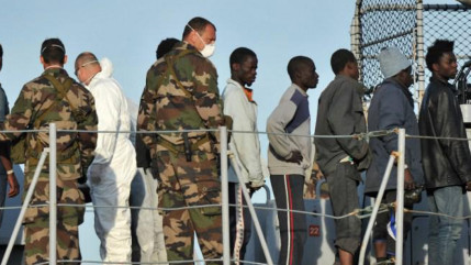 Plus de 2 000 migrants qui tentaient de gagner l'Italie à bord d'embarcations délabrées ont été secourus samedi au large des côtes libyennes Plus de 2 000 migrants qui tentaient de gagner l'Italie à bord d'embarcations délabrées ont été secourus samedi au large des côtes libyennes