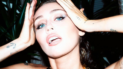 Miley Cyrus accusée de plagiat pour son hit "Flowers" Miley Cyrus accusée de plagiat pour son hit "Flowers"