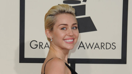 Miley Cyrus : la souffrance ne l'empèche jamais de plaisanter ! Miley Cyrus : la souffrance ne l'empèche jamais de plaisanter !