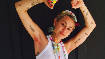 Miley Cyrus se teint les poils d'aisselles en rose!