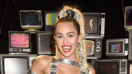 Miley Cyrus sanctionnée pour avoir montré ses seins! Miley Cyrus sanctionnée pour avoir montré ses seins!