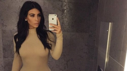 Le guide du selfie parfait by Kim Kardashian ! Le guide du selfie parfait by Kim Kardashian !