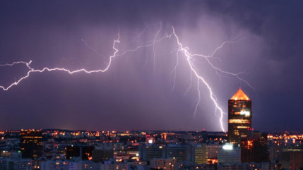 Douze d&eacute;partements, dont le Rh&ocirc;ne, ont &eacute;t&eacute; plac&eacute; ce samedi en vigilance orange pour des orages susceptibles d'&ecirc;tre violents.