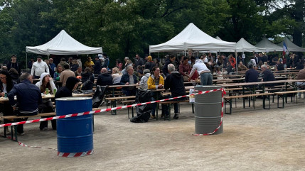 Oullins-Pierre-B&eacute;nite : 3,4 tonnes de viande pour un record du monde convivial de barbecue