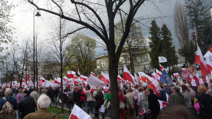 Hier, 80 000 personnes ont manifesté dans les rues de Varsovie, en Pologne, contre le gouvernement Hier, 80 000 personnes ont manifesté dans les rues de Varsovie, en Pologne, contre le gouvernement