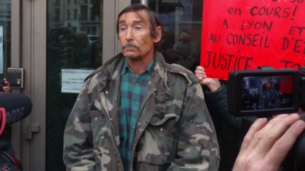 Une cinquantaine de personnes pour soutenir Philippe Layat au commissariat de Bron