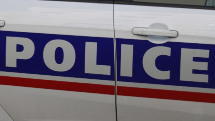 Elle menace sa voisine avec un couteau et frappe trois policiers