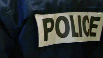 Il casse un pot de fleurs sur la tête de son épouse Il casse un pot de fleurs sur la tête de son épouse