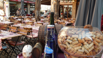Quenelle et Praline : la tradition des bouchons lyonnais Quenelle et Praline : la tradition des bouchons lyonnais