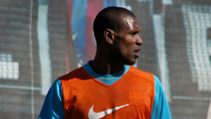 Football : Eric Abidal, 35 ans, a annoncé ce vendredi qu'il mettait un terme à sa carrière pour raisons personnelles Football : Eric Abidal, 35 ans, a annoncé ce vendredi qu'il mettait un terme à sa carrière pour raisons personnelles