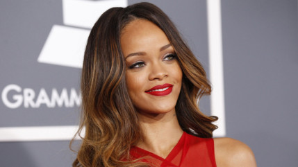 Rihanna revend son sapin de Noël pour la bonne cause ! Rihanna revend son sapin de Noël pour la bonne cause !