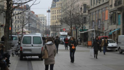 La consommation des ménages en biens s'est repliée de 1,1% en novembre, soit la plus forte contraction enregistrée depuis janvier 2014 La consommation des ménages en biens s'est repliée de 1,1% en novembre, soit la plus forte contraction enregistrée depuis janvier 2014