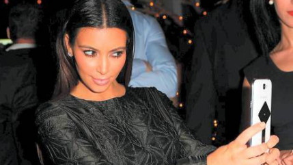 Un chien recrée les photos sexy de Kim Kardashian! Un chien recrée les photos sexy de Kim Kardashian!