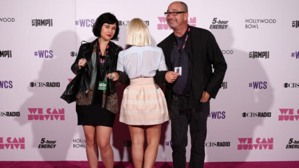 Sia pose avec ses fans de dos! Sia pose avec ses fans de dos!