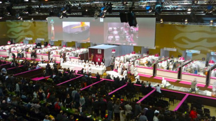 Un buffet g&eacute;ant sous le tube modes doux de la Croix-Rousse lors du Sirha