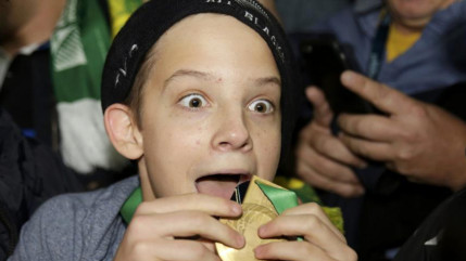 A l'issue de la cérémonie de remise du trophée de la Coupe du Monde de rugby, le All Black Sonny Bill Williams a offert sa médaille à un jeune supporteur A l'issue de la cérémonie de remise du trophée de la Coupe du Monde de rugby, le All Black Sonny Bill Williams a offert sa médaille à un jeune supporteur