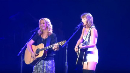 Taylor Swift et Lisa Kudrow reprennent "Tu pues le chat" ! Taylor Swift et Lisa Kudrow reprennent "Tu pues le chat" !