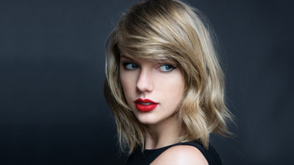 Quand Taylor Swift rencontre son sosie en tournée ! Quand Taylor Swift rencontre son sosie en tournée !