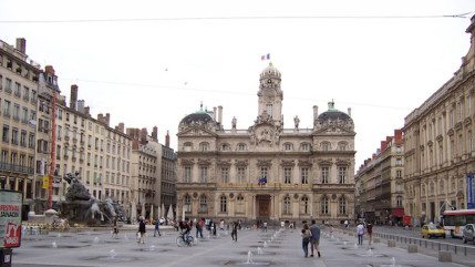 Lyon : il saute dans le dos d&rsquo;une passante et la blesse