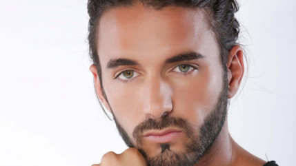 Thomas d&eacute;voile la cicatrice laiss&eacute;e par le couteau...