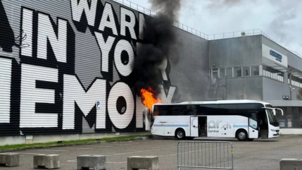 Un car en feu dans le quartier de Gerland