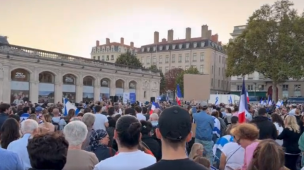 Un millier de personnes sur la place Bellecour en soutien à Israël Un millier de personnes sur la place Bellecour en soutien à Israël