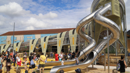 Une nouvelle aire de jeux pour les enfants dans le quartier de Confluence à Lyon Une nouvelle aire de jeux pour les enfants dans le quartier de Confluence à Lyon