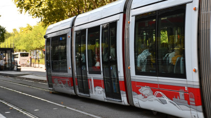 Vénissieux : un homme de 37 ans tué à l’arme blanche sur les voies du tramway Vénissieux : un homme de 37 ans tué à l’arme blanche sur les voies du tramway