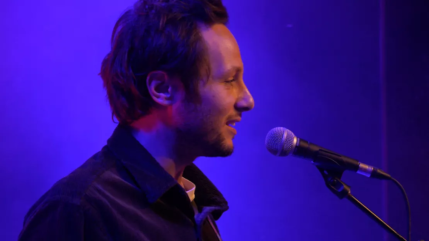 Vianney : fini les tournées pour le jeune papa !