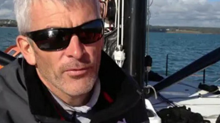 Vincent Riou a décidé d'abandonner la Route du Rhum. Son bateau a été touché en retombant dans une vague lundi après-midi.