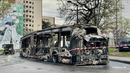 Violences urbaines près de Lyon, un bus incendié Violences urbaines près de Lyon, un bus incendié