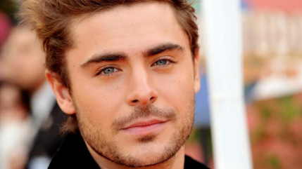 Zac Efron se montre nu, ou presque... Zac Efron se montre nu, ou presque...