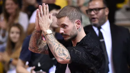 M. Pokora explique sa fonction dans le club de basket de Strasbourg