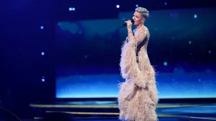 Pink rend un vibrant hommage musical à Olivia Newton-John (vidéo)