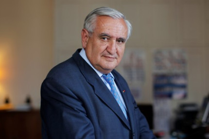 Jean-Pierre Raffarin entarté à Lyon Jean-Pierre Raffarin entarté à Lyon