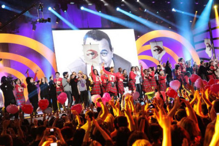 Quatre sportifs sur la sc&egrave;ne des Enfoir&eacute;s