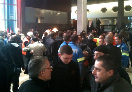 350 personnes rassemblées devant le siège du Grand Lyon jeudi matin 350 personnes rassemblées devant le siège du Grand Lyon jeudi matin