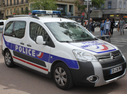 Lyon : un homme frappe son neveu puis se donne deux coups de couteau