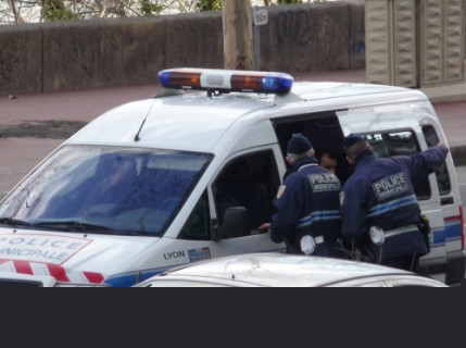 S&eacute;questr&eacute; dans le coffre de sa voiture