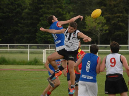 Lyon : contacts rugueux et exploits titanesques avec le football australien Lyon : contacts rugueux et exploits titanesques avec le football australien