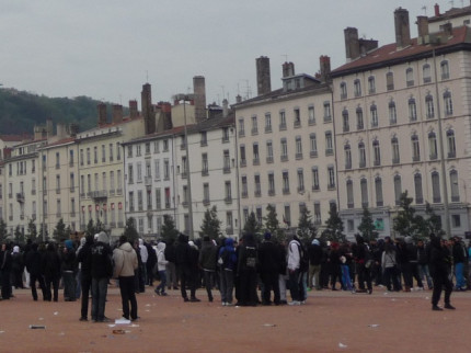 200 manifestants à Lyon pour pousser à un accord à la COP21 200 manifestants à Lyon pour pousser à un accord à la COP21