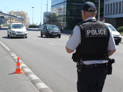 Le sexagénaire refuse le constat à l'amiable et percute un policier Le sexagénaire refuse le constat à l'amiable et percute un policier