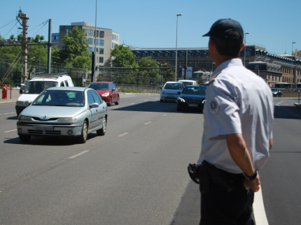 Lyon : un homme jette des projectiles sur une voiture de police Lyon : un homme jette des projectiles sur une voiture de police