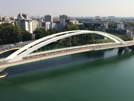 Lyon : un homme décède après une chute du Pont Raymond Barre Lyon : un homme décède après une chute du Pont Raymond Barre